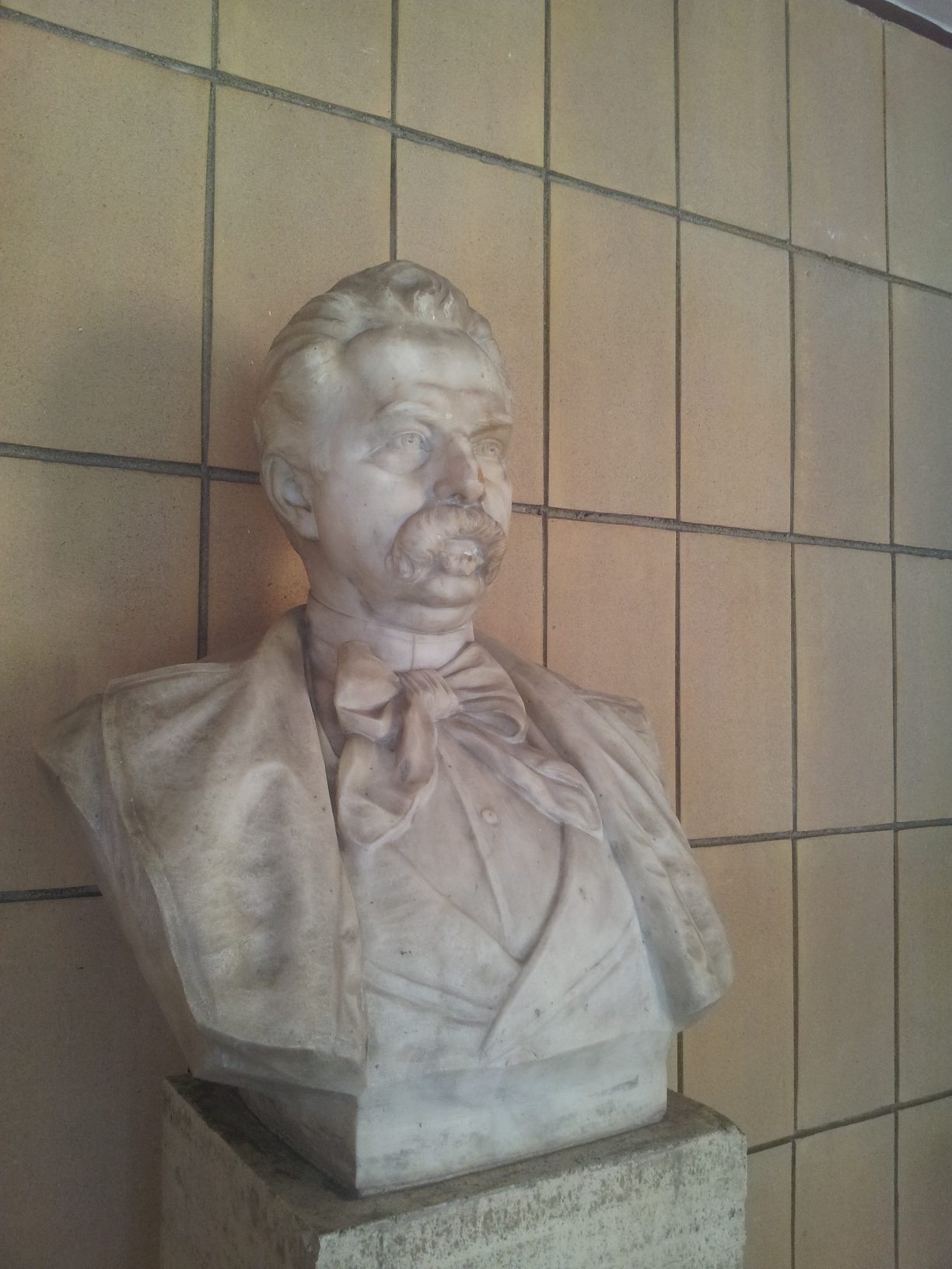 Guido Baccelli's marble bust, Policlinico Umberto I, Rome - 02.jpg